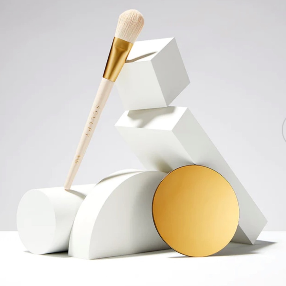 No 7 Sculpt Ash Kholm x Spectrum makeup brush